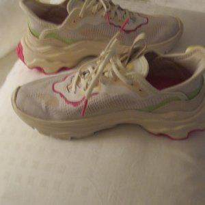Sorrel Breakthru Womans Sneakers. Sz 8 Very clean. Great COLOR.